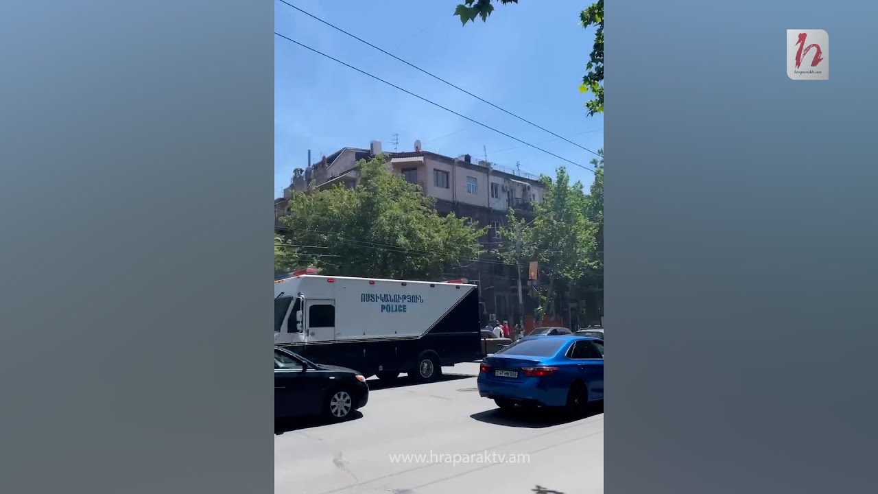 Երևանի կենտրոնում բնակիչները վախենում են փլուզվող բալկոնի սպառնալիքից